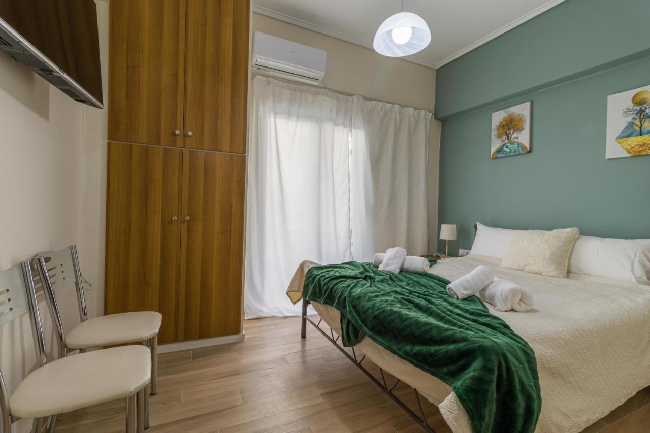 Couples Retreat, Fully Equipped Studio/ Loutraki Beach Lägenhet Exteriör bild