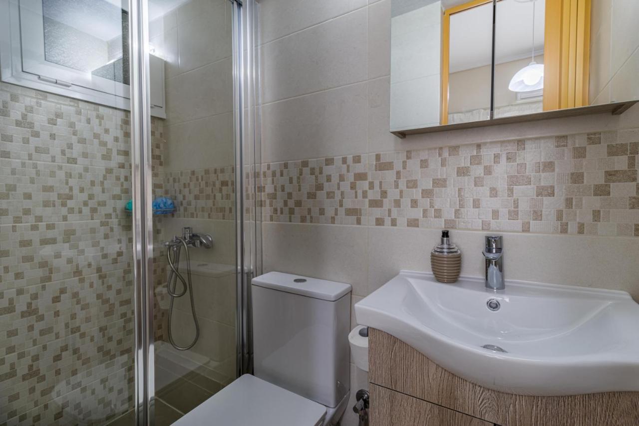 Couples Retreat, Fully Equipped Studio/ Loutraki Beach Lägenhet Exteriör bild