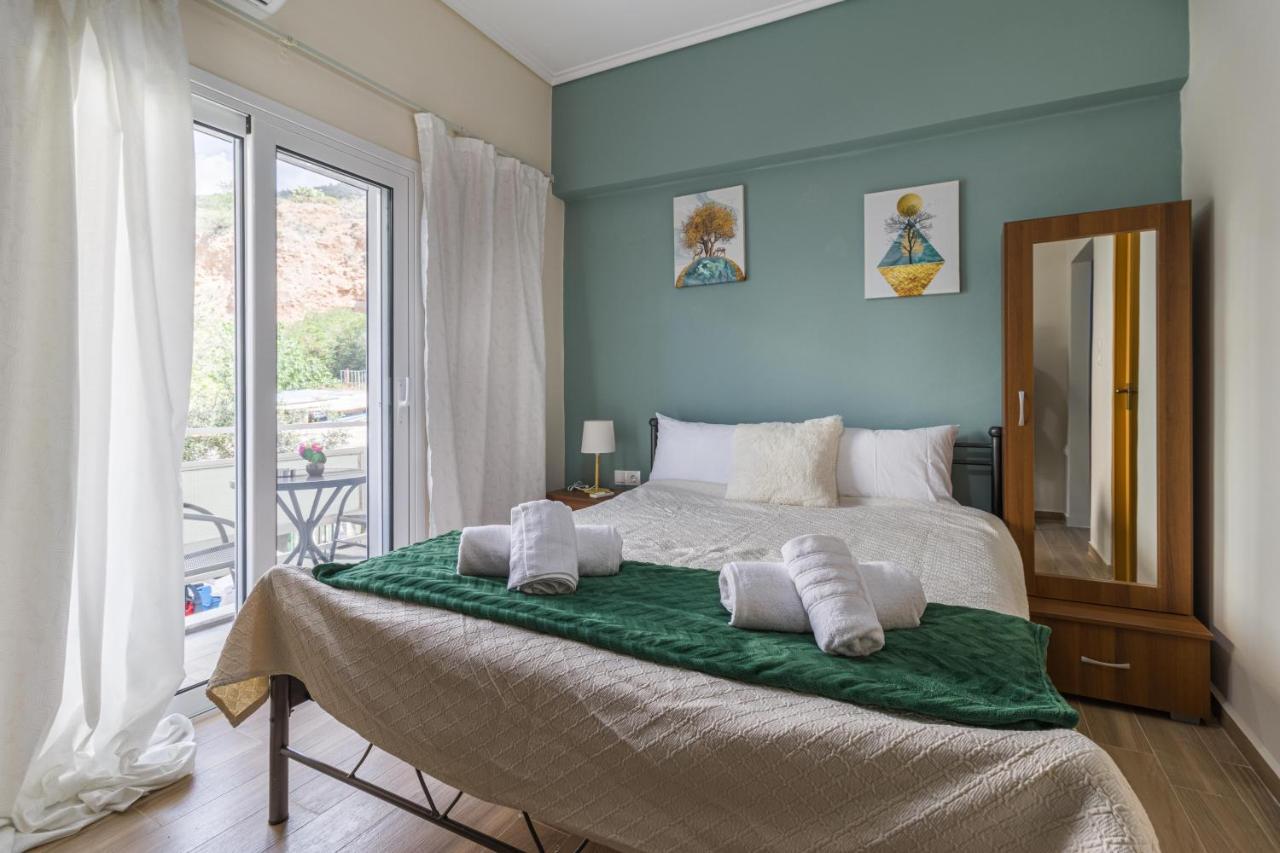 Couples Retreat, Fully Equipped Studio/ Loutraki Beach Lägenhet Exteriör bild