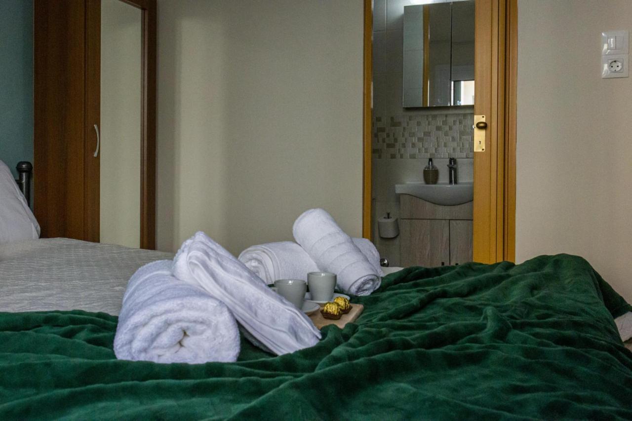Couples Retreat, Fully Equipped Studio/ Loutraki Beach Lägenhet Exteriör bild