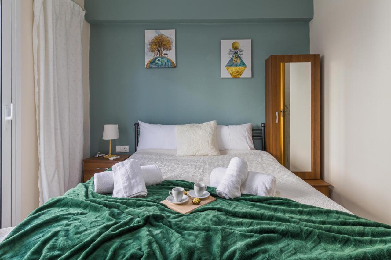 Couples Retreat, Fully Equipped Studio/ Loutraki Beach Lägenhet Exteriör bild