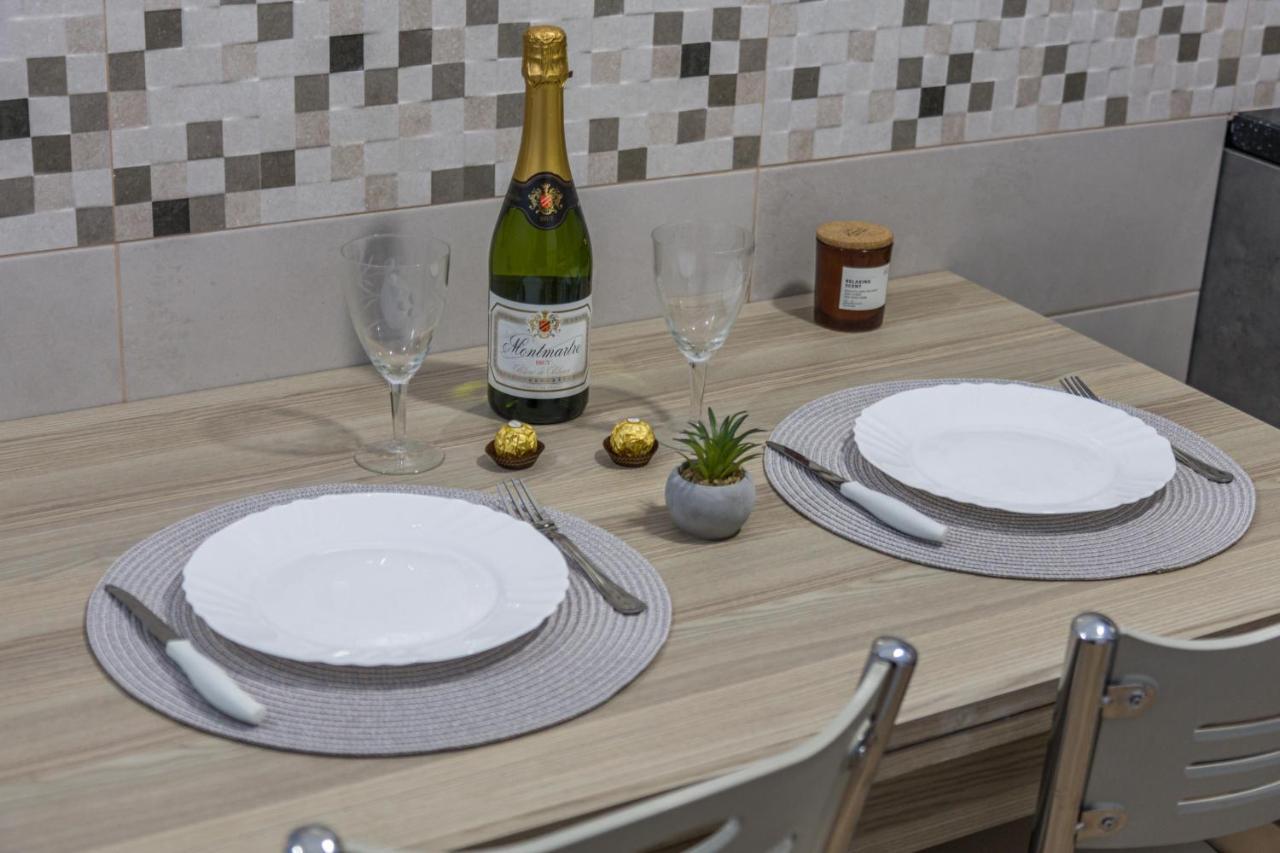 Couples Retreat, Fully Equipped Studio/ Loutraki Beach Lägenhet Exteriör bild