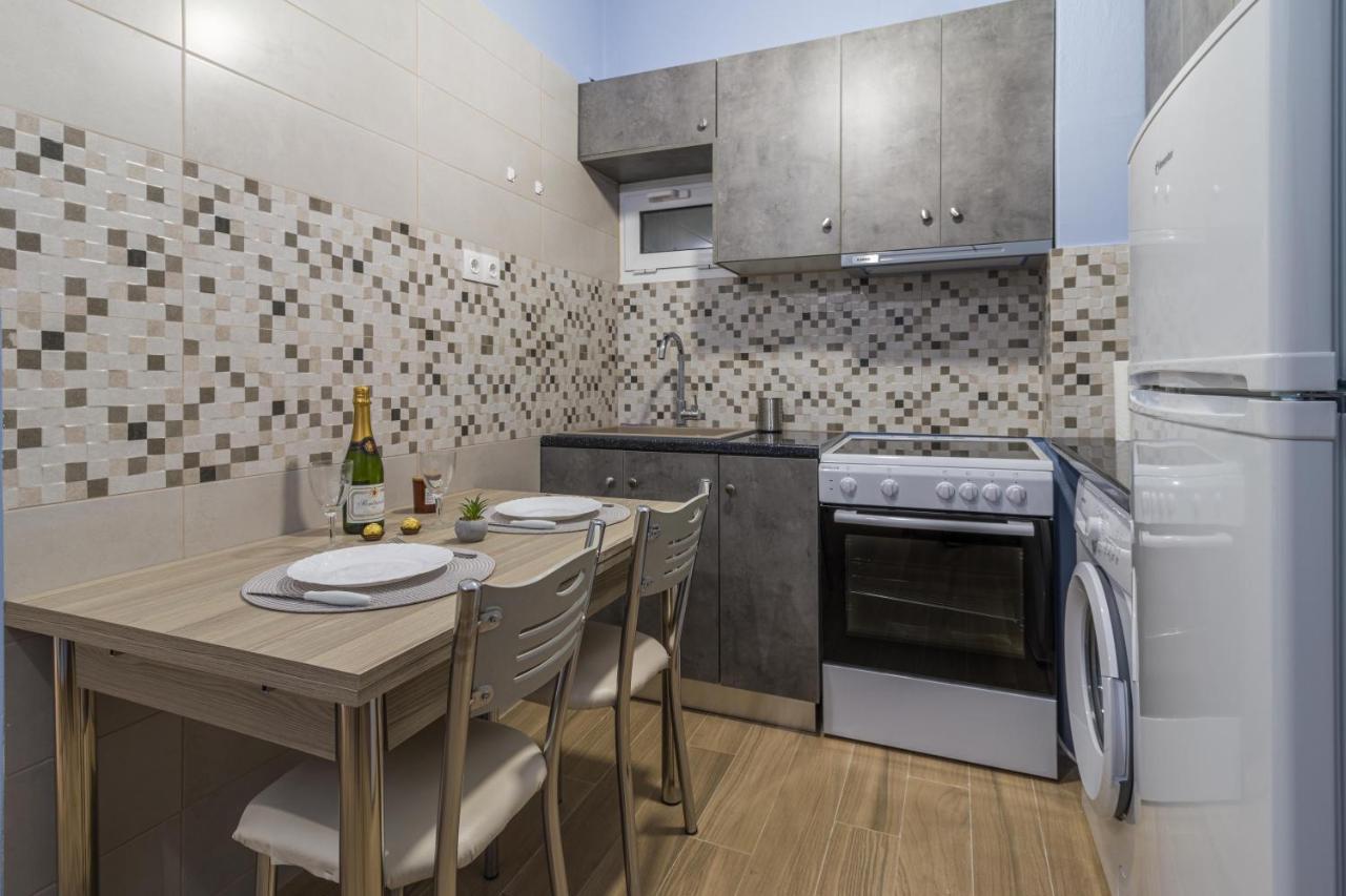 Couples Retreat, Fully Equipped Studio/ Loutraki Beach Lägenhet Exteriör bild