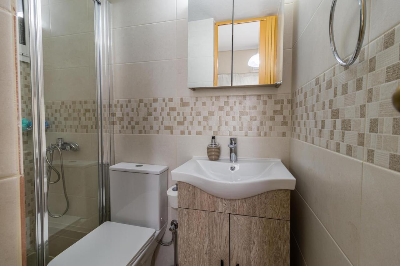 Couples Retreat, Fully Equipped Studio/ Loutraki Beach Lägenhet Exteriör bild