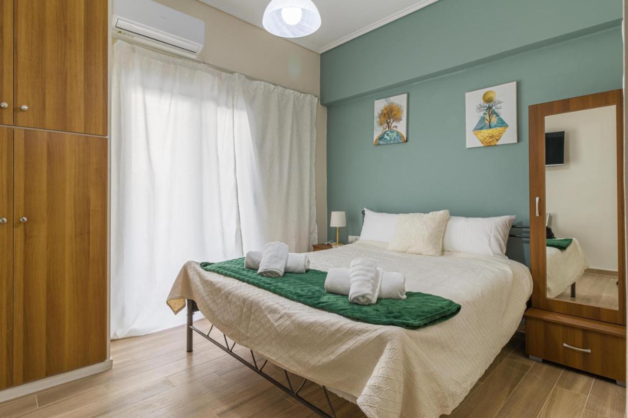 Couples Retreat, Fully Equipped Studio/ Loutraki Beach Lägenhet Exteriör bild