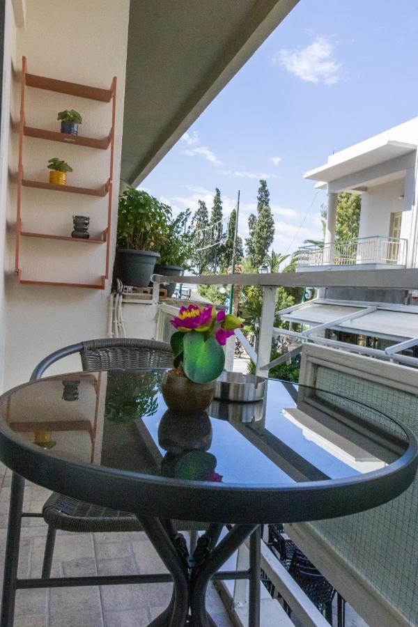 Couples Retreat, Fully Equipped Studio/ Loutraki Beach Lägenhet Exteriör bild
