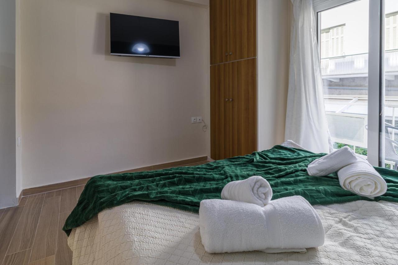 Couples Retreat, Fully Equipped Studio/ Loutraki Beach Lägenhet Exteriör bild