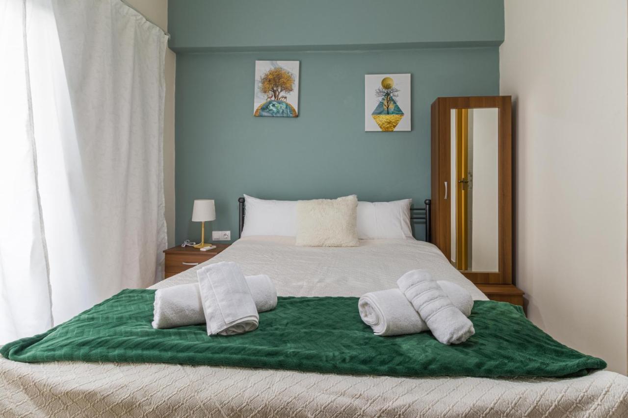 Couples Retreat, Fully Equipped Studio/ Loutraki Beach Lägenhet Exteriör bild
